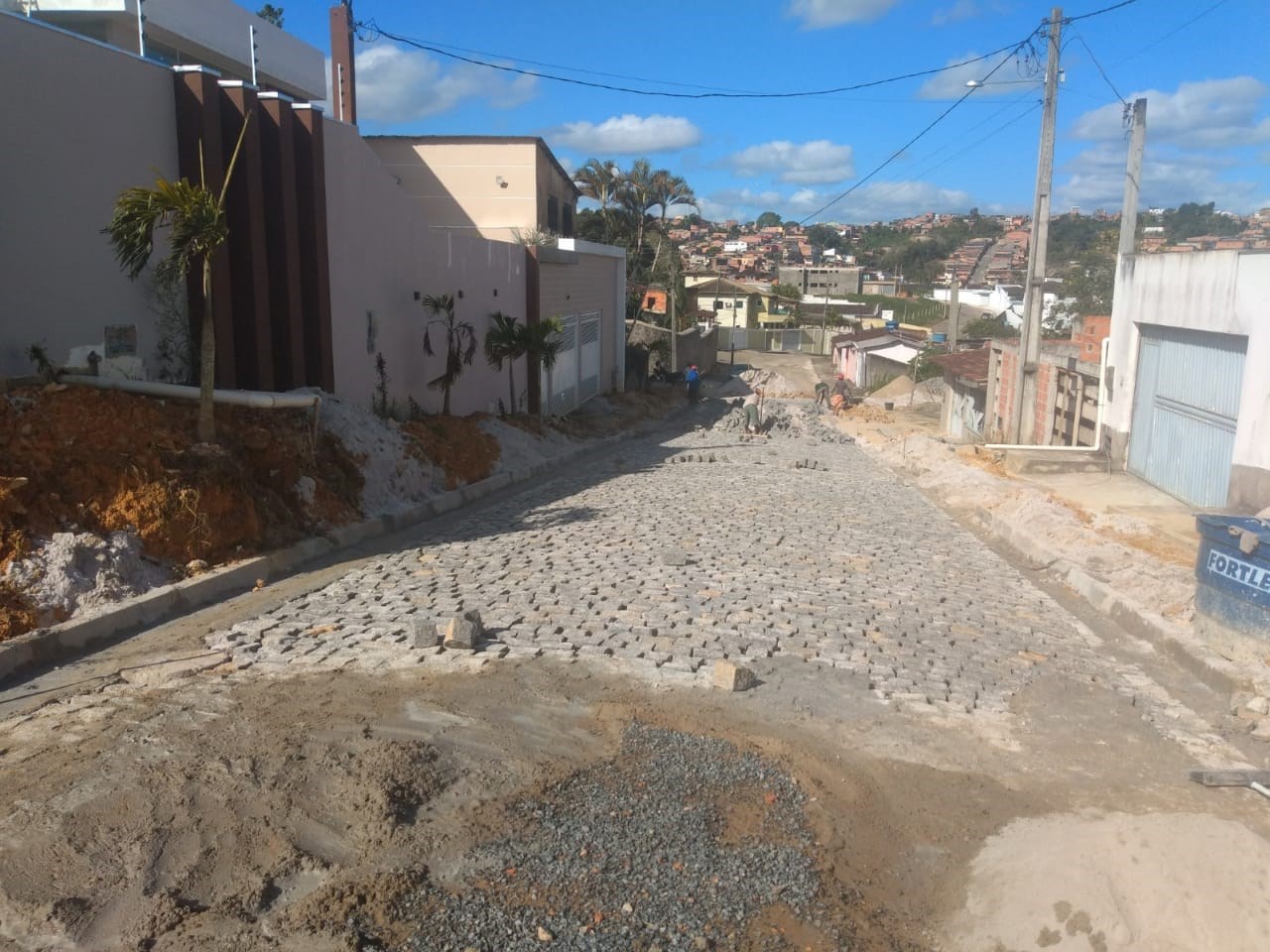 Camacã: Rua Ibicaraí no Bairro Nova Ipanema recebe calçamento
